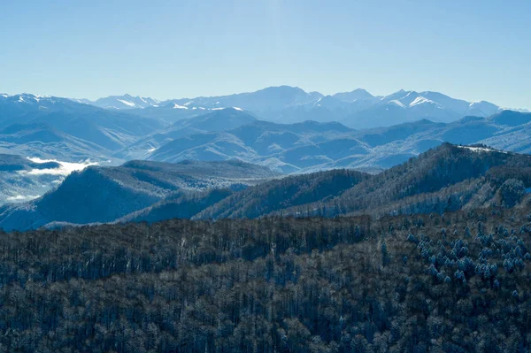 Montagnes et forêt en hiver : un beau paysage d'en haut. Russie — Photo