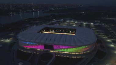 Rostov-on-Don, Rusya - 27 Nisan 2018: Rostov-Arena futbol - hava çekimi, gece aydınlatmastadyum, video-duvar