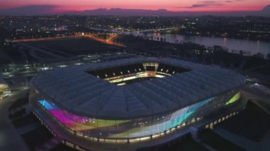 Rostov-on-Don, Rusya - 27 Nisan 2018: Gece aydınlatmasında Rostov-Arena futbol stadyumu, video-duvar, hava çekimleri