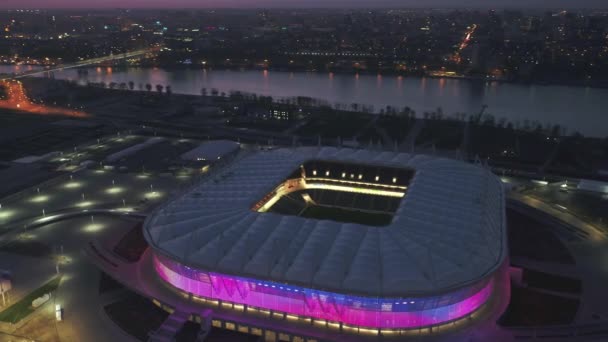 Rostów nad Donem, Rosja-27 kwietnia, 2018: Stadion piłkarski Rostov-Arena w oświetleniu nocnym, wideo-Wall, sesja lotnicza — Wideo stockowe