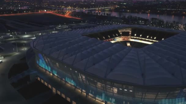 Rostov-on-Don, Rusia - 27 de abril de 2018: estadio de fútbol Rostov-Arena en iluminación nocturna, videowall, sesión aérea — Vídeo de stock