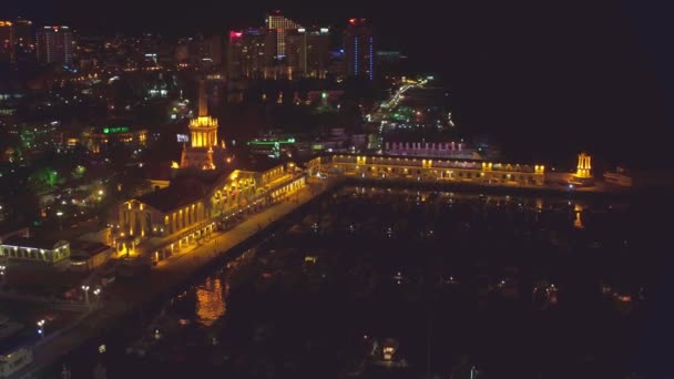 Sotsji, Rusland-19 november 2016: Sochi Seaport at Night-luchtfoto — Stockvideo