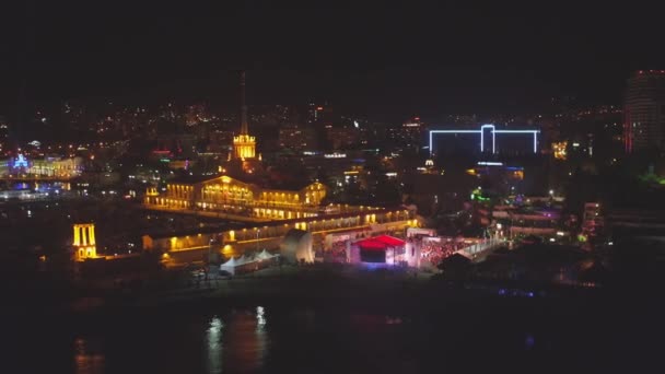 Sochi, Rusia - 19 de noviembre de 2016: terraplén de la ciudad y puerto marítimo desde una altura, vista nocturna — Vídeos de Stock