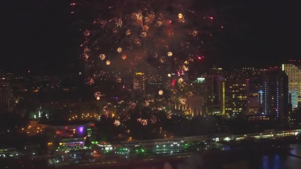 Sochi, Rusia - 19 de noviembre de 2016: fuegos artificiales sobre el terraplén de Sochi, lanzamiento aéreo — Vídeos de Stock