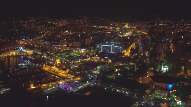 Sochi, Rusia - 19 de noviembre de 2016: ciudad por la noche, vista desde el mar — Vídeos de Stock