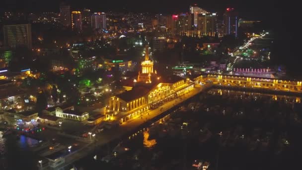 Sotsji, Rusland-19 november 2016: Sochi zeehaven gebouw in nachtverlichting, uitzicht vanaf boven — Stockvideo