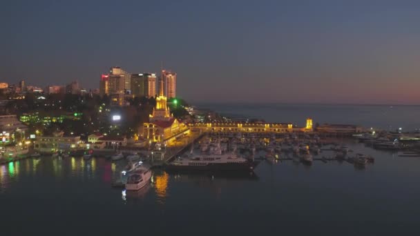 Sochi, Rusia - Noviembre 2016: vuelo sobre el puerto marítimo de Sochi durante la puesta del sol — Vídeos de Stock