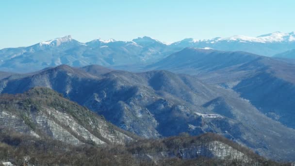 Ορεινό τοπίο τη χειμερινή ημέρα, θέα ένα χιονισμένο δάσος από ύψος — Αρχείο Βίντεο