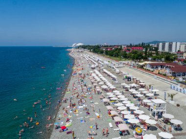 Soçi, Rusya - Temmuz 2017: Olimpiyat Parkı yakınındaki plaj, havadan görünüm