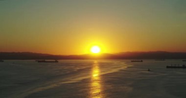 Gün batımında deniz koyunda gemiler, Nakhodka, Rusya