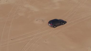 Rusya'da güzel bir kumlu çölde araba sürmek
