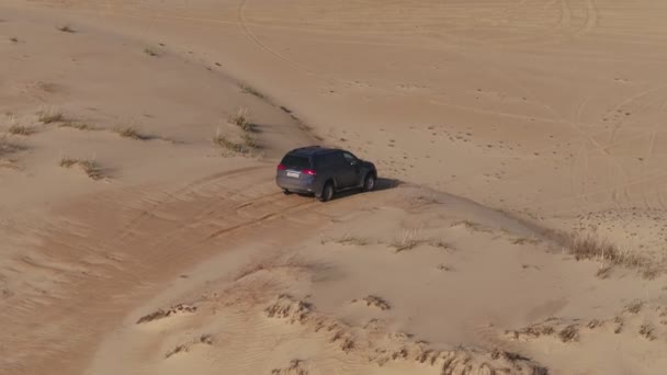 Jízda autem na nádherné písečné poušti v Rusku — Stock video