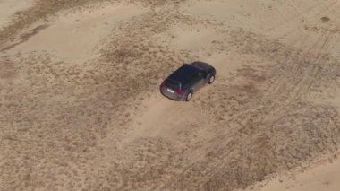 Rusya'da güzel bir kumlu çölde araba sürmek