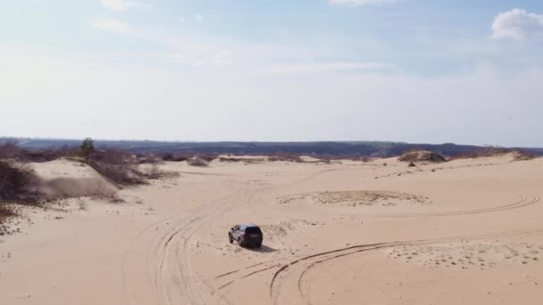 ロシアの美しい砂の砂漠に車の乗り物 — ストック動画