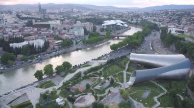 Tiflis, Gürcistan - Haziran 2018: Rike Park ve Rike konser salonu gün batımında, şehir üzerinde uçuş