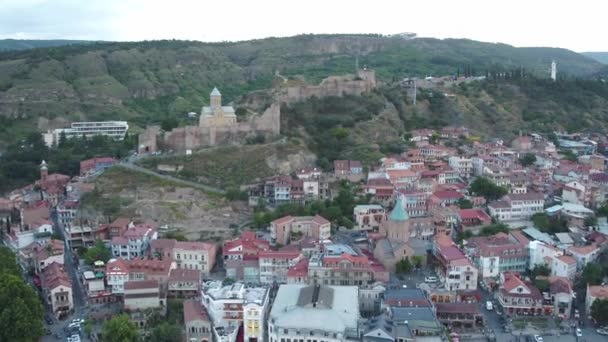 Tbilisi, Gruzja-czerwiec 2018: Narikala, Kościół św Mikołaja, Kolejka linowa. Widok z góry — Wideo stockowe