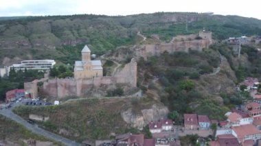 Tiflis, Gürcistan - Haziran 2018: Antik Narikala kalesi ve Aziz Nikolaos Kilisesi kalıntılarının en üst görünümü