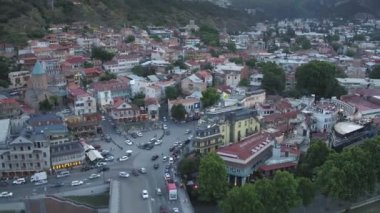 Tiflis, Gürcistan - 11 Haziran 2018: Eski şehrin havadan görünümü, Kura Nehri üzerindeki köprü, Gürcistan'ın Annesi anıtı