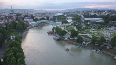 Tiflis, Gürcistan - 11 Haziran 2018: Tiflis funicula, Kura Nehri, yüksekten ateş ediyor
