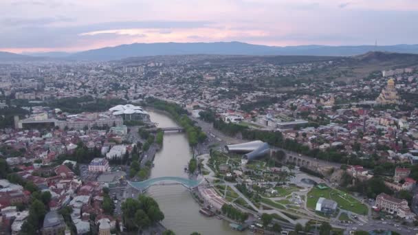 Tiflis, Georgien - 11. Juni 2018: Luftaufnahme des Stadtzentrums, Kura-Fluss und Friedensbrücke, Würgepark — Stockvideo