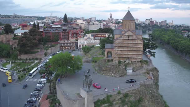 Tbilissi, Géorgie - 11 juin 2018 : Temple Metekhi et monument du roi Vakhtang Gorgasali, prise de vue aérienne — Video