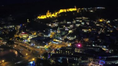 Tiflis, Gürcistan - Haziran 2018: Gece şehir, Narikala ve St. Nicholas Kilisesi, füniküler, hava çekimi