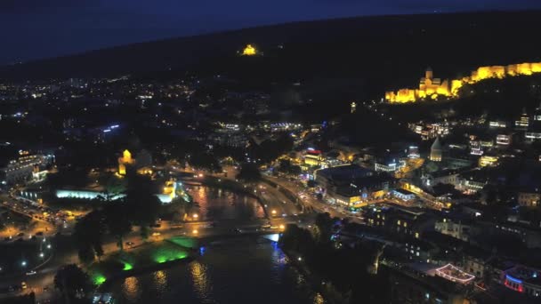 Тбілісі, Грузія - червень 2018: Europe Square, Метехійський міст і річка Кура вночі, повітряні зйомки — стокове відео