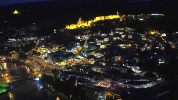 Tbilisi, Georgië - juni 2018: stad 's nachts, Narikala - de ruïnes van een oud fort, luchtfoto — Stockvideo