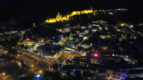 Tbilisi, Georgië - juni 2018: stad 's nachts, Narikala en Sint Nicolaaskerk, kabelbaan, luchtfoto' s — Stockvideo