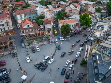 Tiflis, Gürcistan - Haziran 2018: Eski Tiflis - dar sokaklar, yamaçtaki evler, hava manzarası