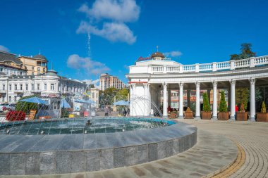 Kislovodsk, Rusya - Eylül 2019: Resort Park girişindeki çeşme