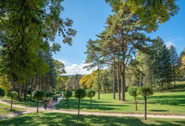 Kislovodsk, Rusya - Eylül 2019: Resort Park 'ta yürüyüş