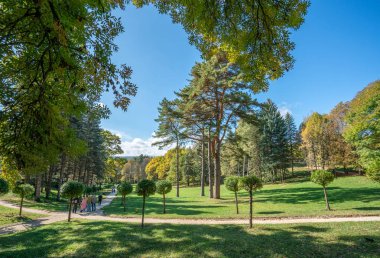 Kislovodsk, Rusya - Eylül 2019: Resort Park 'ta yürüyüş