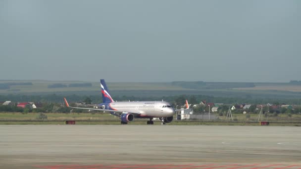 Saratov, Russia - August 20, 2019: plane at Gagarin International Airport — Stock Video