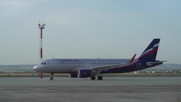 Saratov, Rusland - 20 augustus 2019: een vliegtuig trekt omhoog naar het gangpad op Gagarin International Airport — Stockvideo