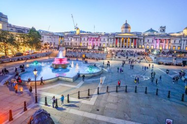 Londra - 4 Ekim 2019: Trafalgar Meydanı 'ndaki Ulusal Galeri ve Çeşme
