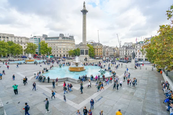Londres - 4 de octubre de 2019: Trafalgar Square - fuentes, Columna Nelsons — Foto de Stock