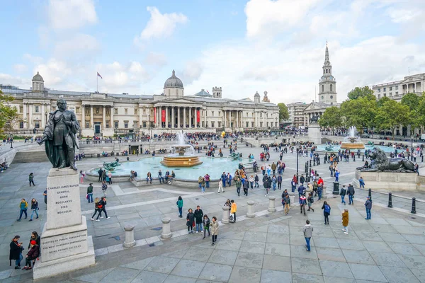 Londres - 4 de octubre de 2019: turistas en Trafalgar Square en un día soleado, vista aérea — Foto de Stock