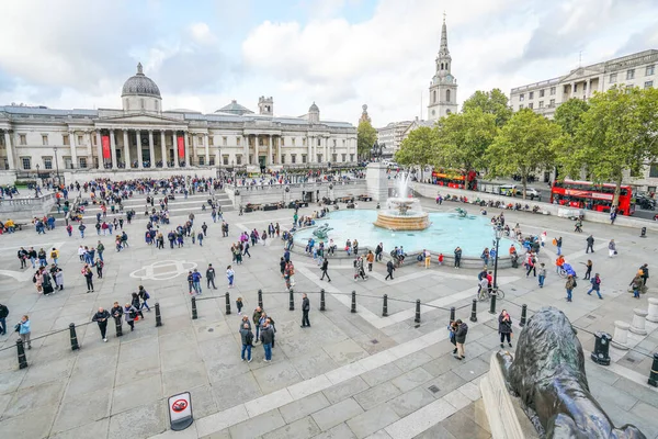 Londen - 4 oktober 2019: toeristen op Trafalgar Square op een zonnige dag, vanuit de lucht — Stockfoto