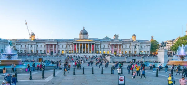 Londen - 4 oktober 2019: Het National Gallery gebouw in de avondverlichting, vanuit de lucht — Stockfoto