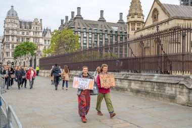 Londra, Uk - 7 Ekim 2019: Protesto mitingine katılanlar Yok Olma İsyanı, Abingdon Caddesi