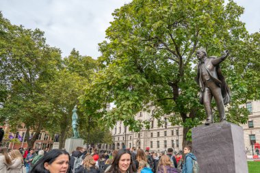 Londra, Uk - 7 Ekim 2019: David Lloyd George Heykeli. Protesto mitingine katılanlar Yok Olma İsyanı