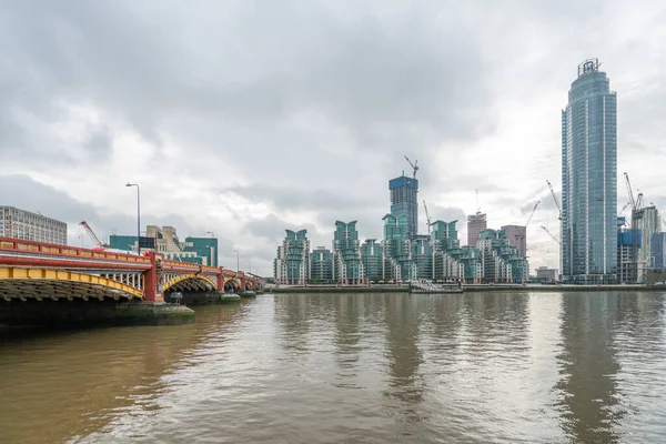 Londen, Verenigd Koninkrijk - 7 oktober 2019: Vauxhall Bridge, St George Wharf en The Tower — Stockfoto