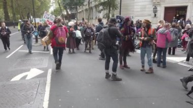 Londra, Uk - 7 Ekim 2019: Londra sokaklarında düzenlenen protesto mitingine katılanlar
