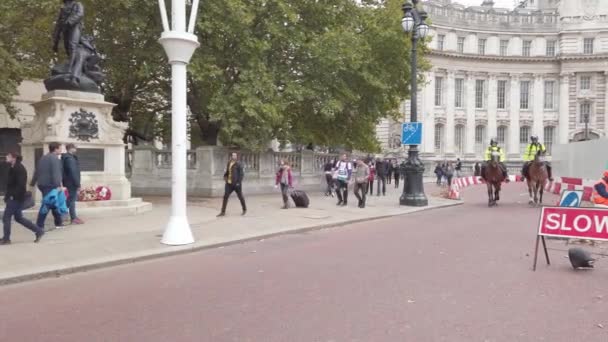 London, Egyesült Királyság - 2019. október 7.: Lovasrendőrség London utcáin — Stock videók