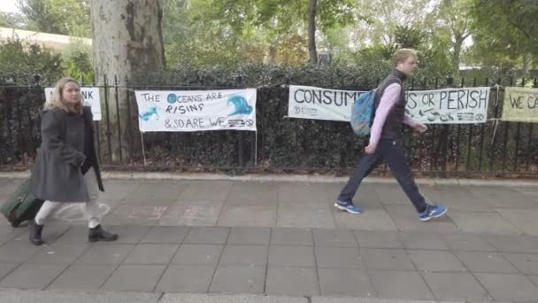 Londra, Uk - 7 Ekim 2019: Yok Olma İsyanı - Millbank çitlerinde posterler — Stok video
