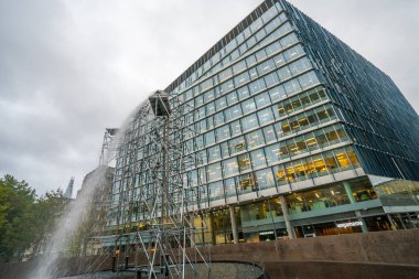 Londra, Uk - Ekim 2019: Blue Fin binasının önündeki olağandışı sokak çeşmesi