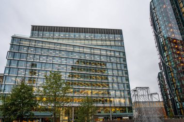 Londra, Uk - Ekim 2019: Blue Fin Building ve Tate Modern Blavatnik Binası