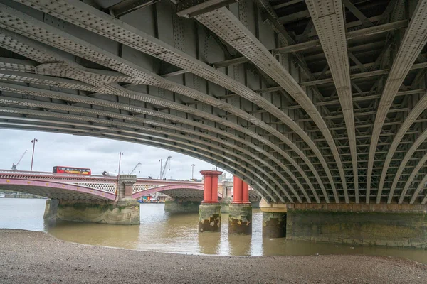 Londres, Reino Unido - Octubre 2019: Vista inferior del puente ferroviario de Blackfriars — Foto de Stock