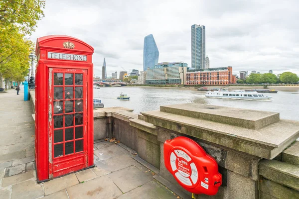 Londýn, Uk - říjen, 2019: červená telefonní budka na Victoria Embankment — Stock fotografie